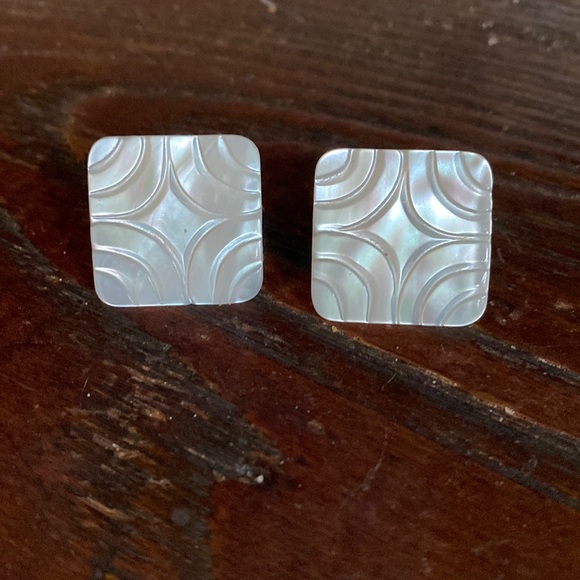 Vintage mother of pearl square post earrings - Picture 2 of 4
